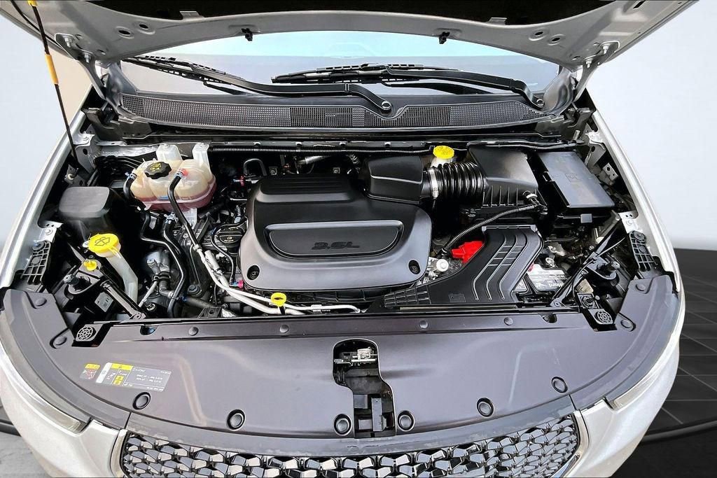 Used 2024 Chrysler Pacifica Touring-L FWD image 10