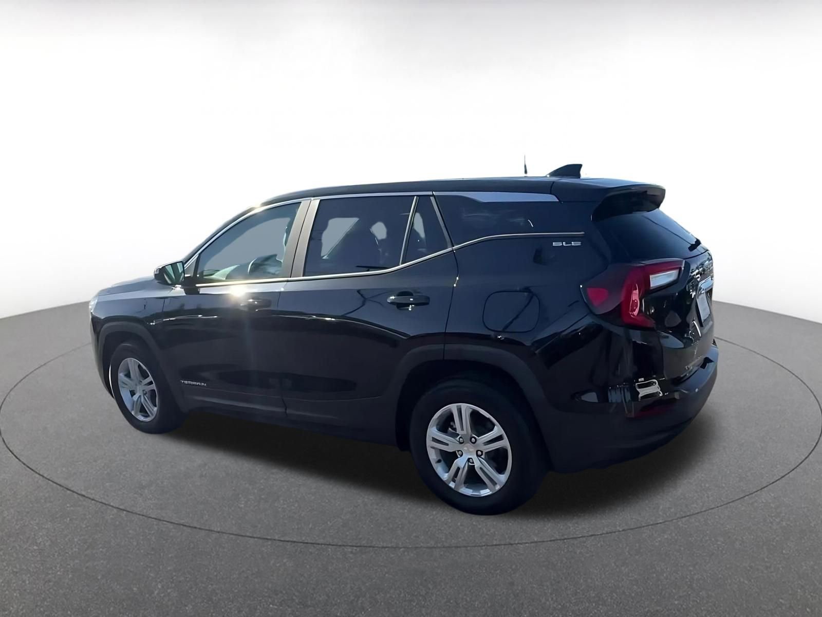 Used 2024 GMC Terrain SLE FWD image 10
