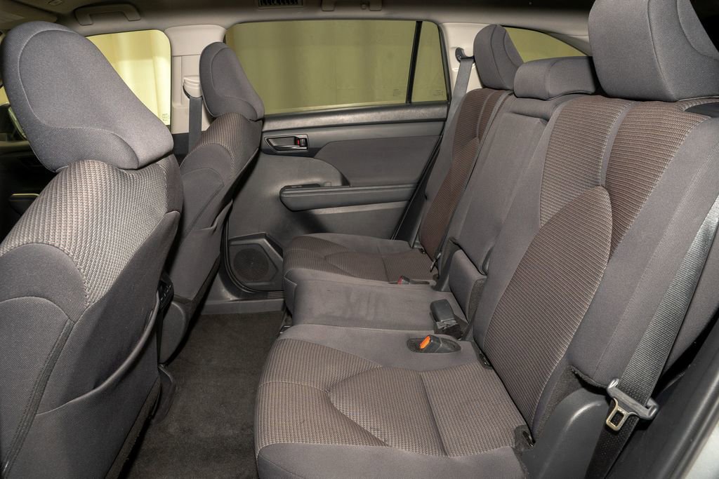 Used 2024 Toyota Highlander LE image 8