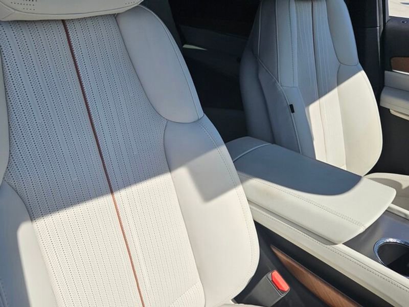 New 2026 Cadillac Vistiq Luxury image 18