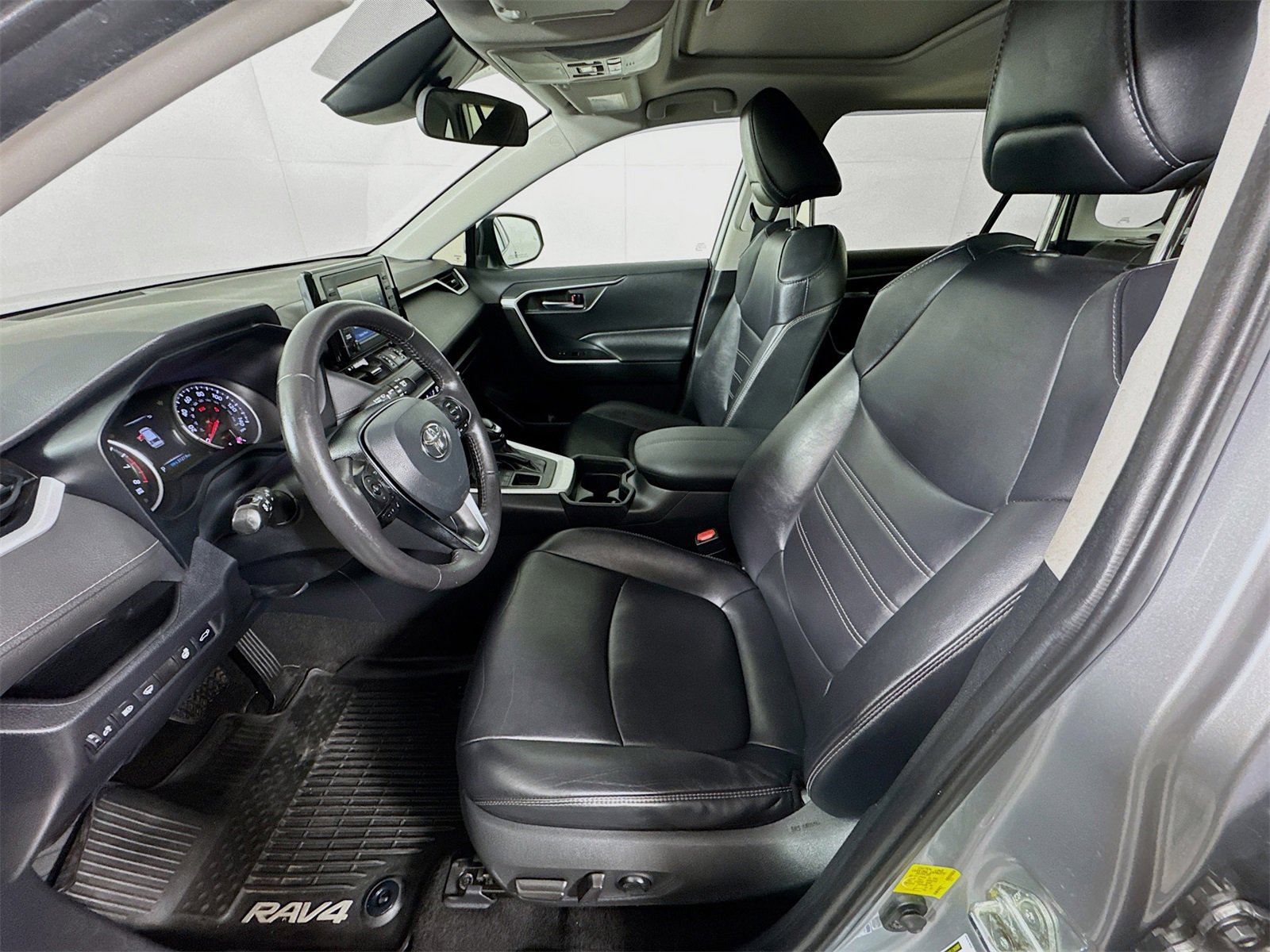 Used 2019 Toyota RAV4 XLE Premium image 18