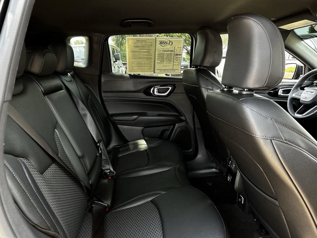 Used 2026 Jeep Compass Latitude AWD/4WD image 32