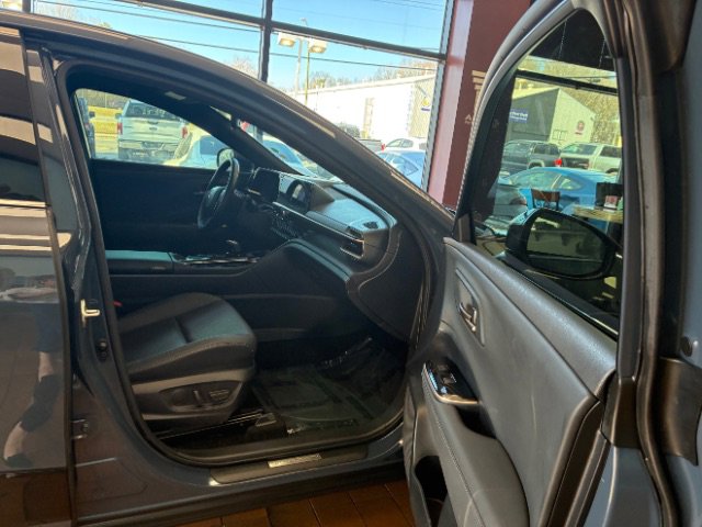 Used 2025 Toyota Crown XLE image 27