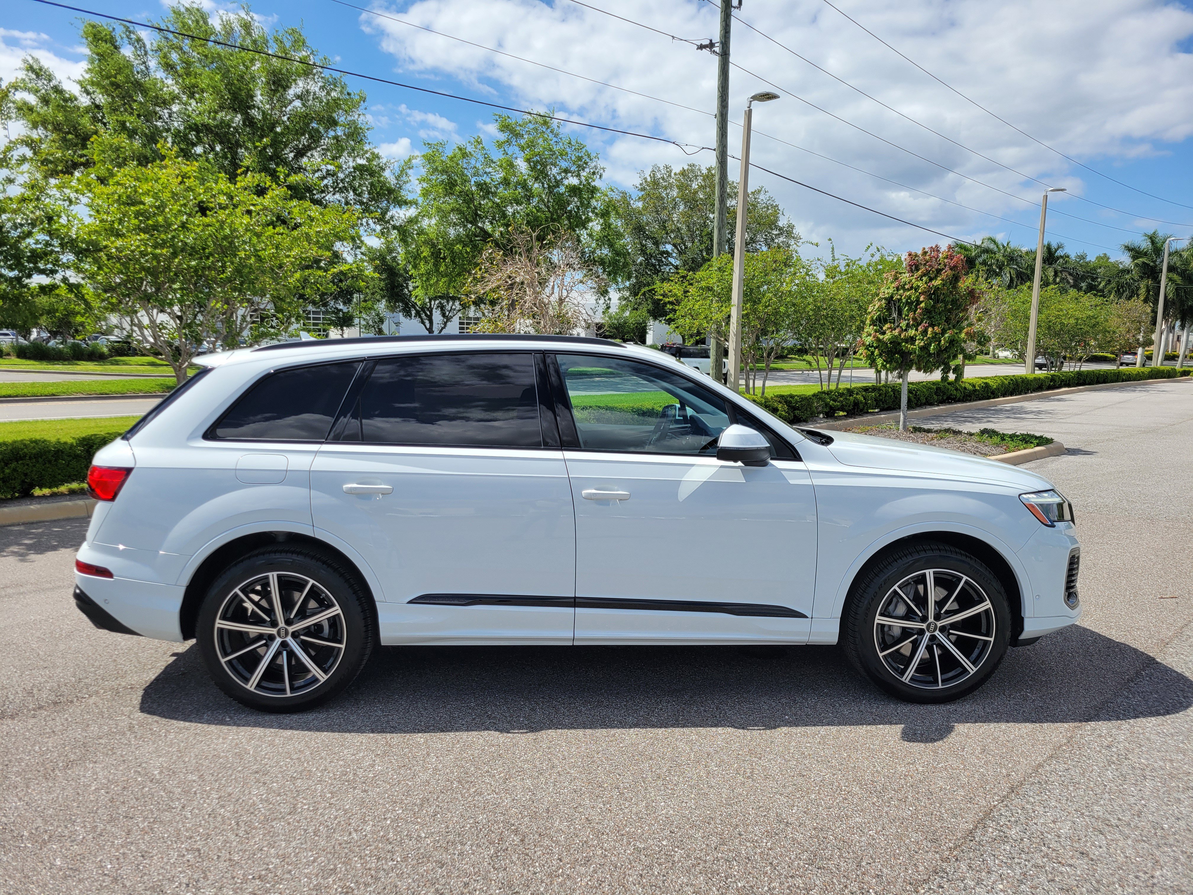 Certified 2025 Audi Q7 2.0T Premium Plus w/ Premium Plus Package image 3