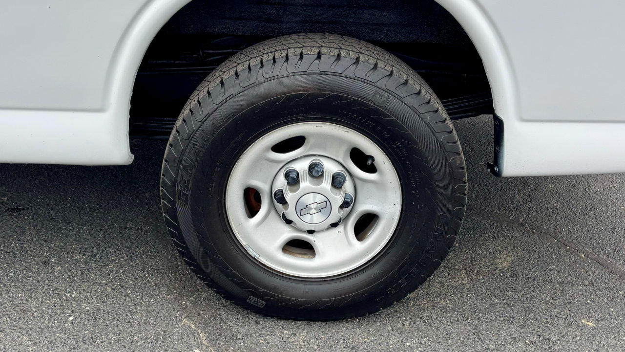 Used 2017 Chevrolet Express 3500 Extended image 9