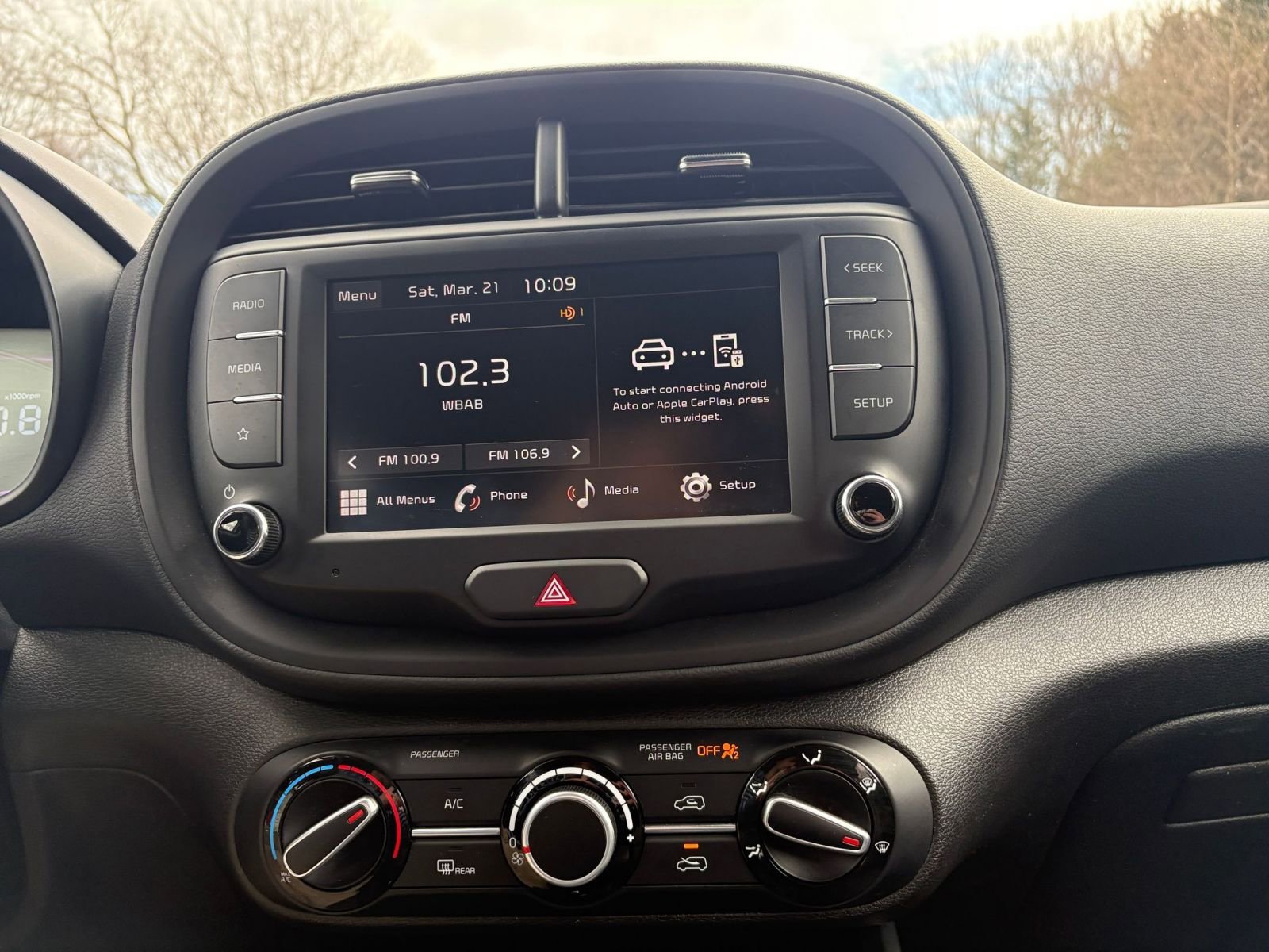 Used 2025 Kia Soul LX w/ LX Technology Package FWD image 17