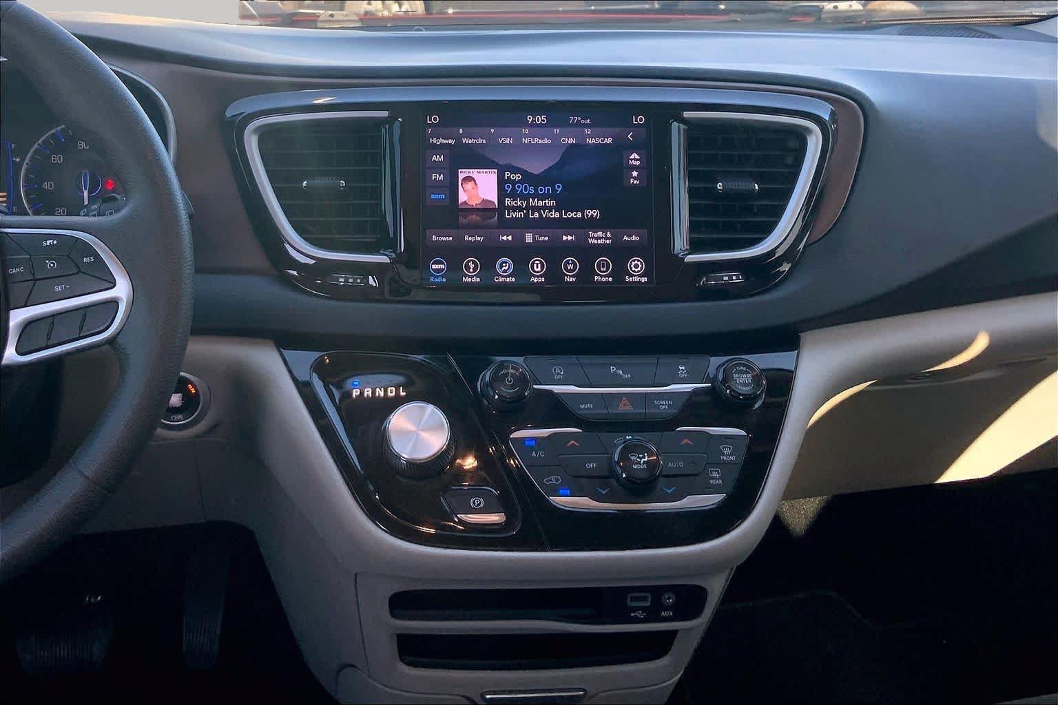 Used 2018 Chrysler Pacifica Touring Plus FWD image 7