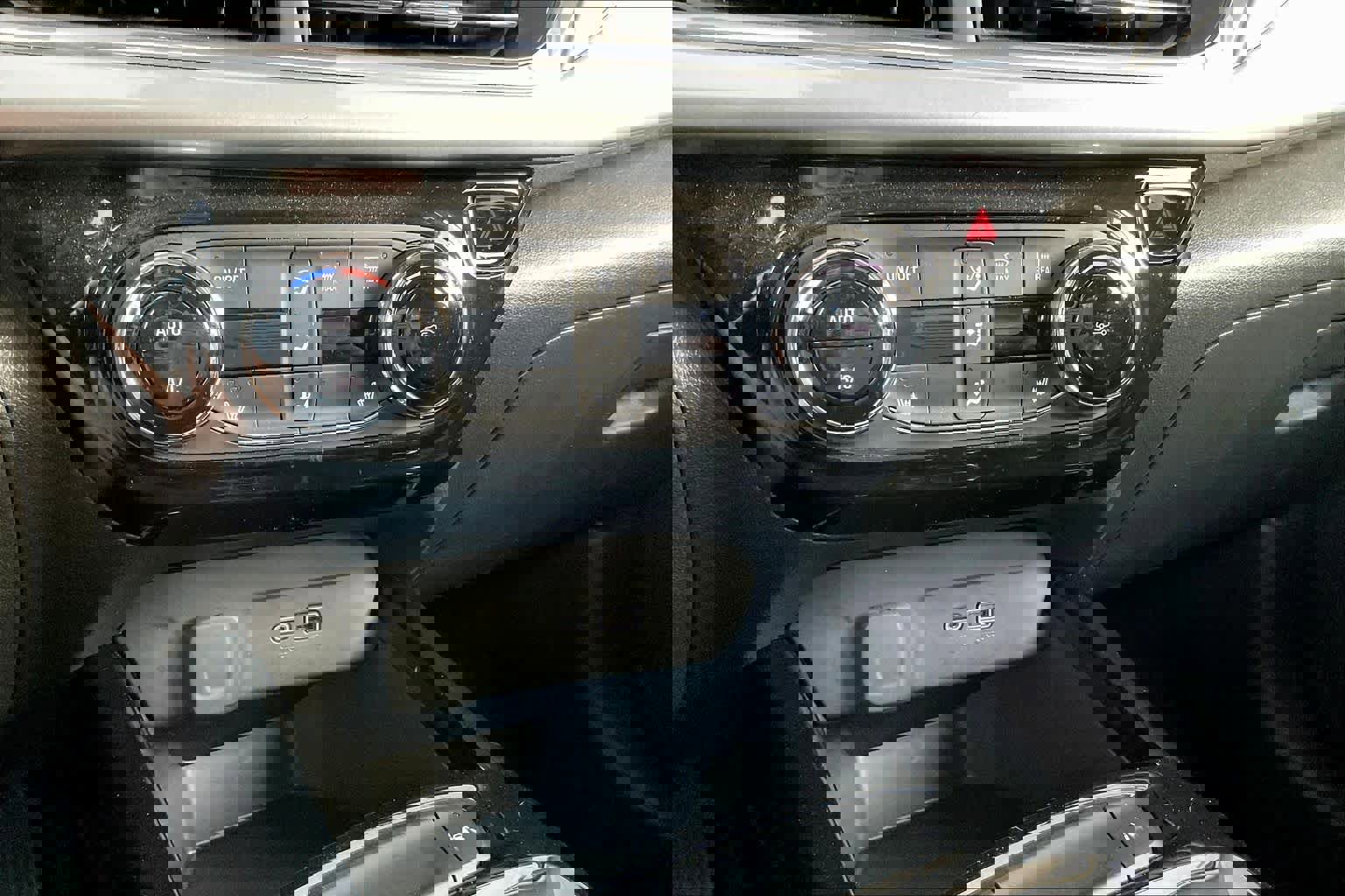 Used 2024 Chevrolet Trax LT w/ LT Convenience Package image 32