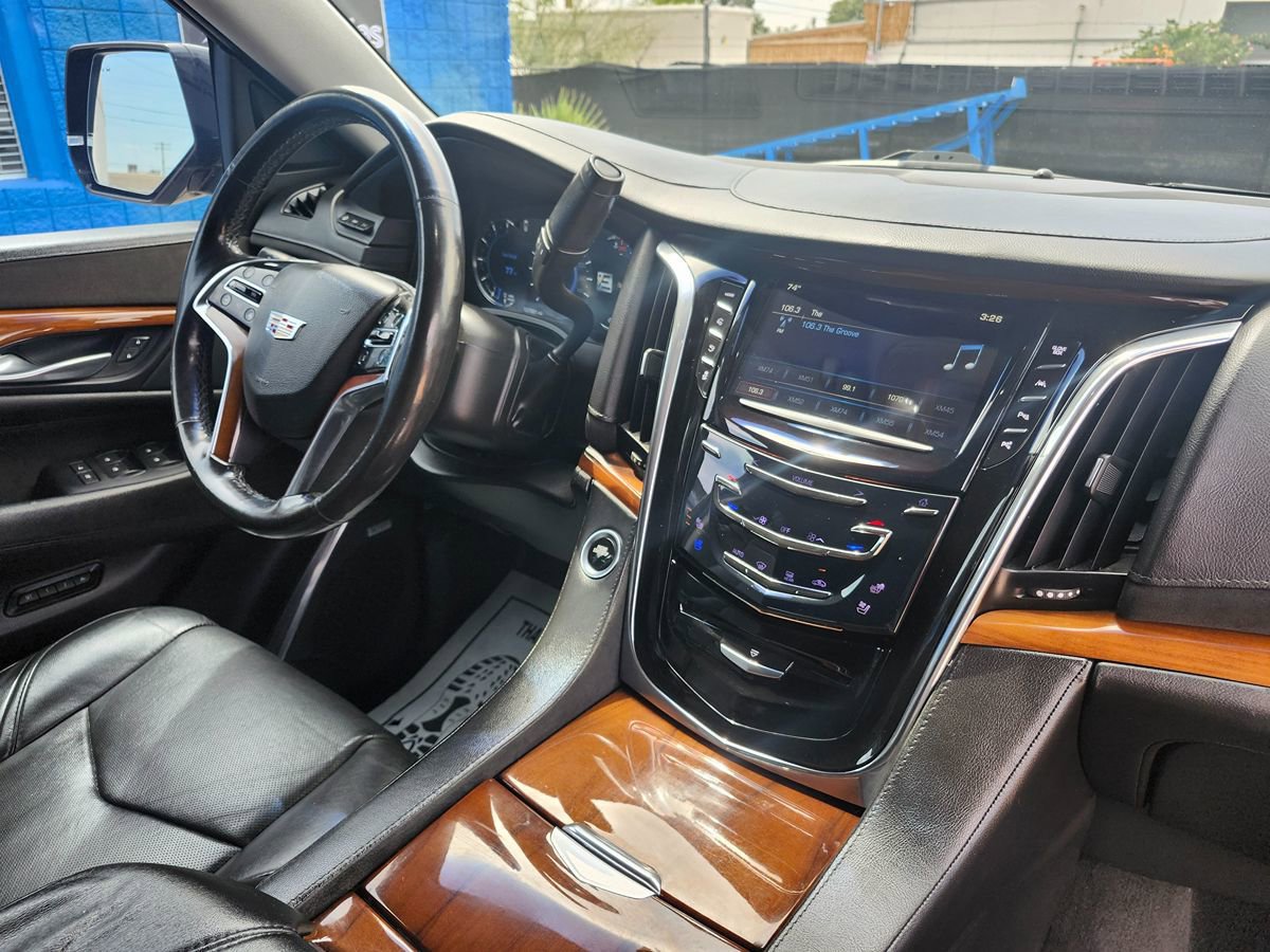 Used 2017 Cadillac Escalade ESV Luxury image 23