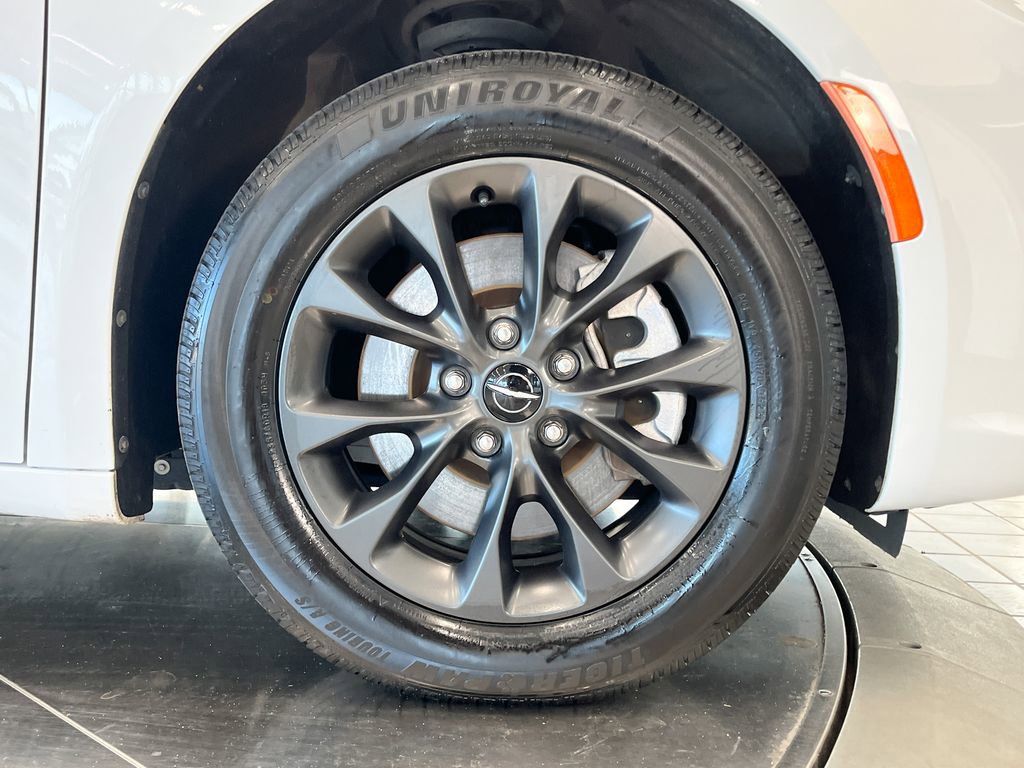 Used 2021 Chrysler Pacifica Touring w/ Cold Weather Group image 10