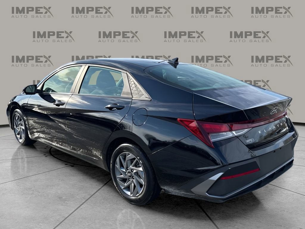 Used 2024 Hyundai Elantra SEL image 3