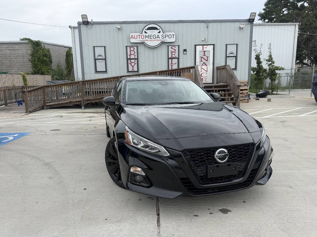 Used 2022 Nissan Altima 2.5 SR w/ Midnight Edition Package FWD image 2