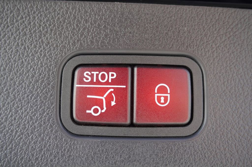 Used 2024 Mercedes-Benz GLC 300 image 9