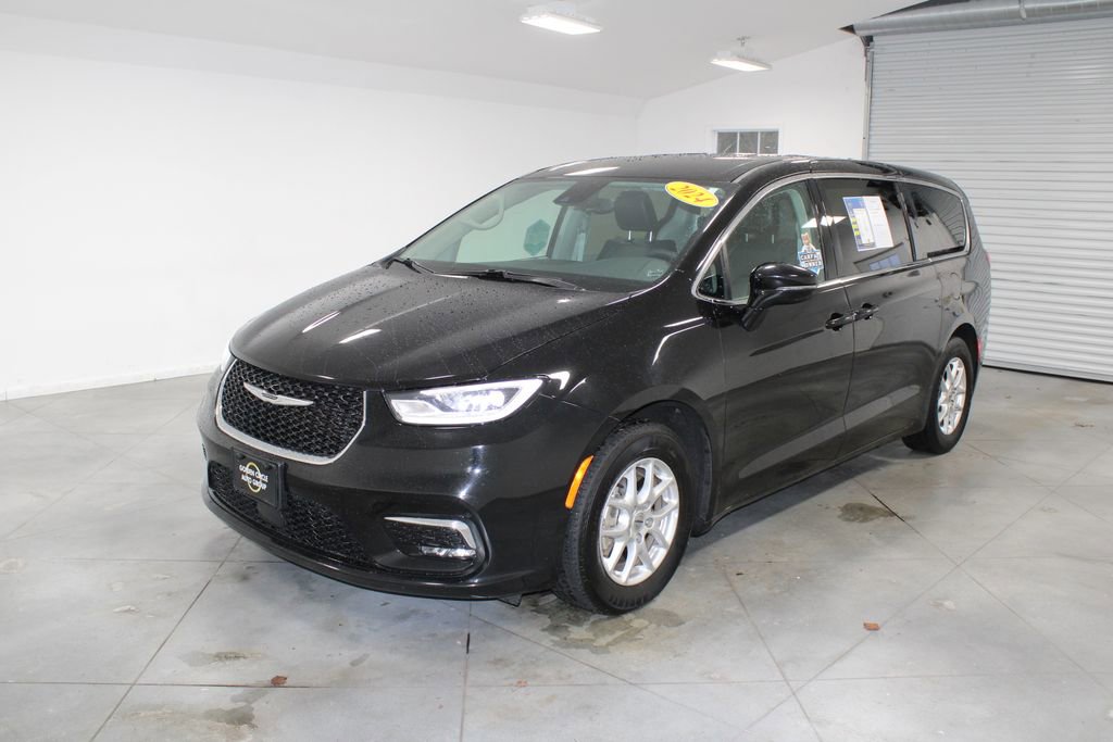 Used 2024 Chrysler Pacifica Touring-L image 4