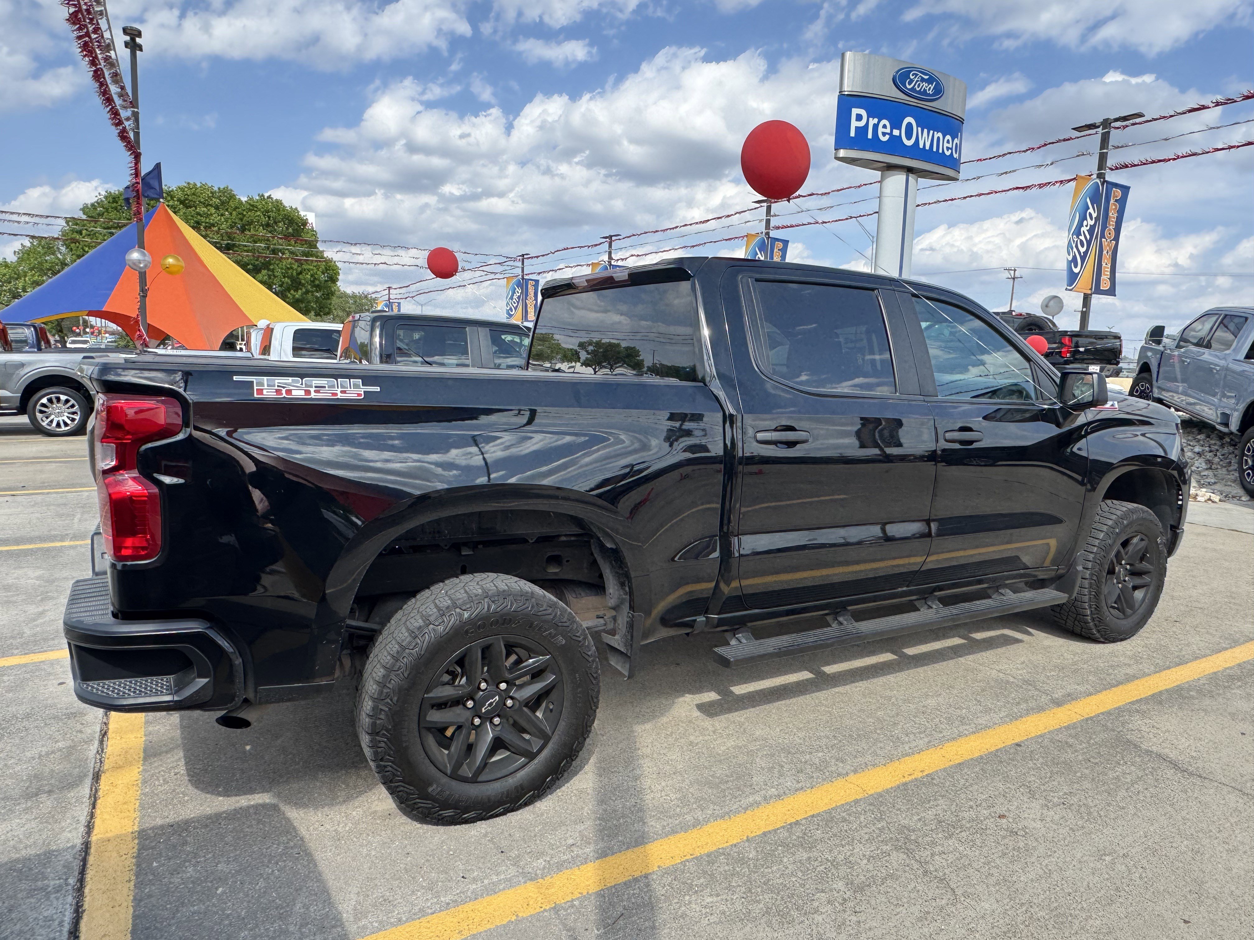Used 2025 Chevrolet Silverado 1500 Custom Trail Boss w/ LPO, Dark Essentials Package image 7