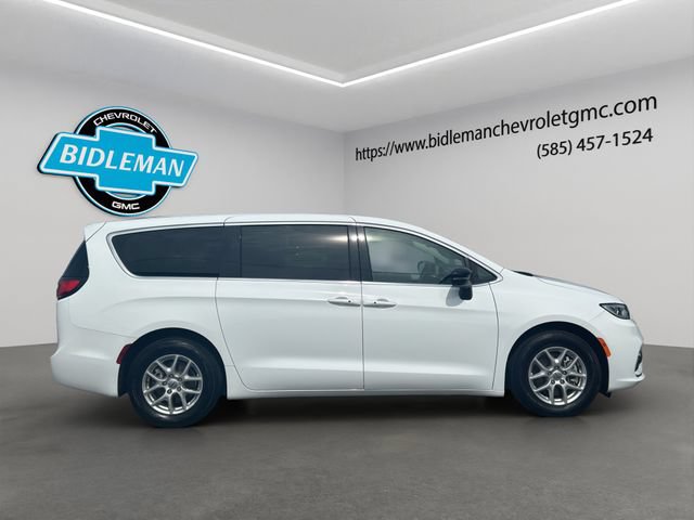 Used 2024 Chrysler Pacifica Touring-L FWD image 9