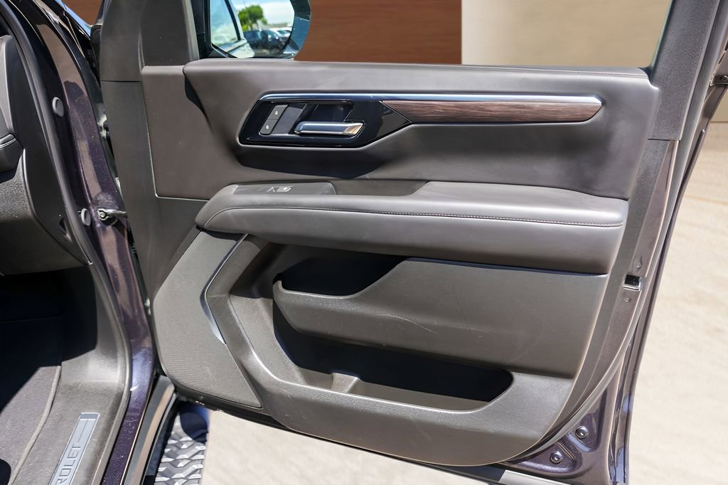 Used 2025 Chevrolet Suburban Z71 AWD/4WD image 29