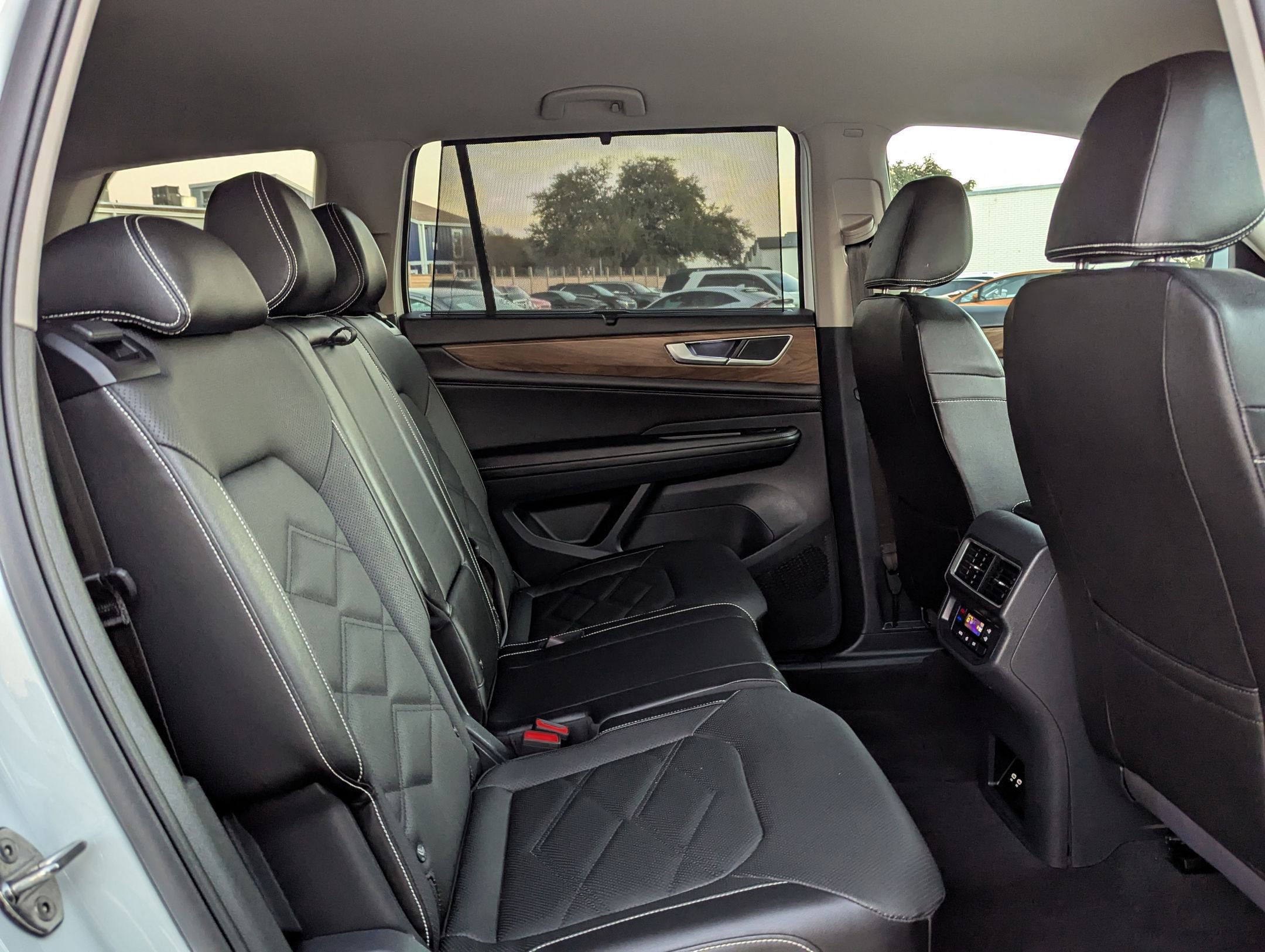 Used 2025 Volkswagen Atlas SE image 24