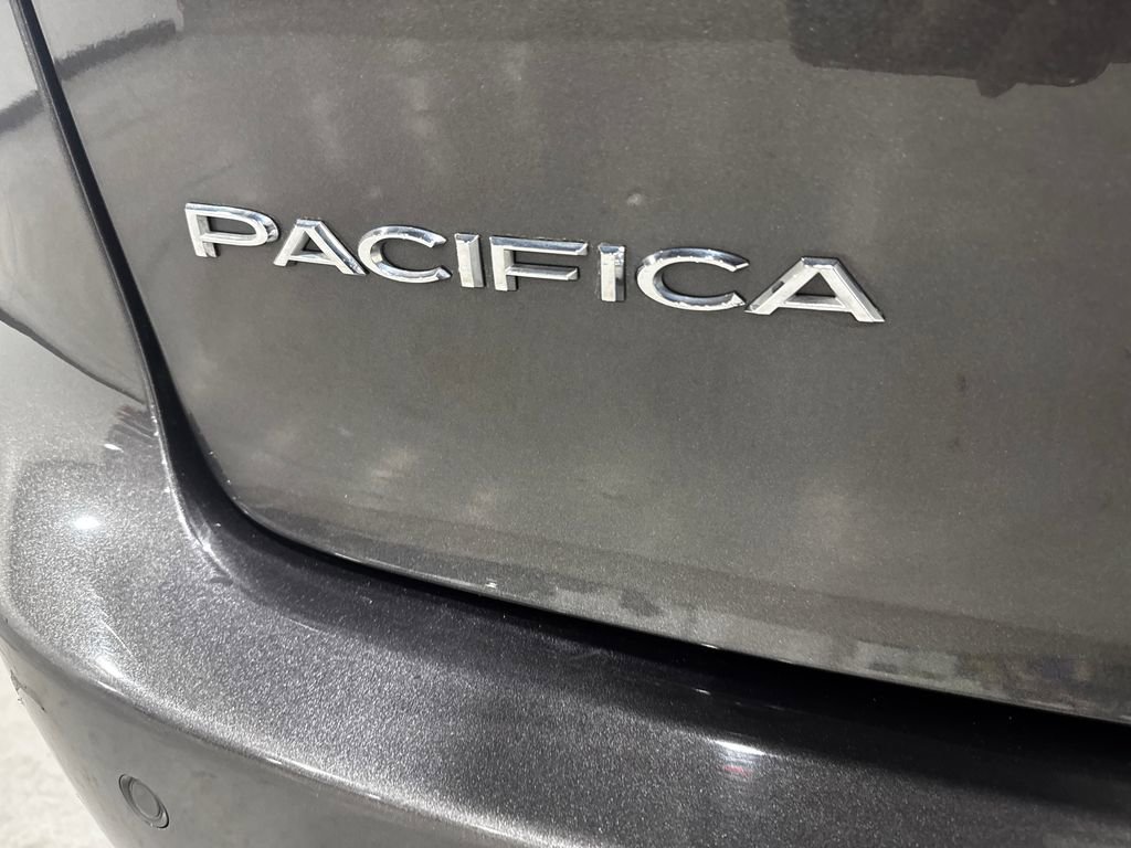 Used 2020 Chrysler Pacifica Touring-L FWD image 31