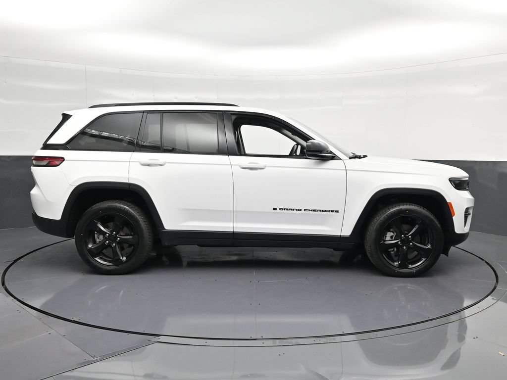 Used 2024 Jeep Grand Cherokee Limited w/ Black Appearance Package AWD/4WD image 4