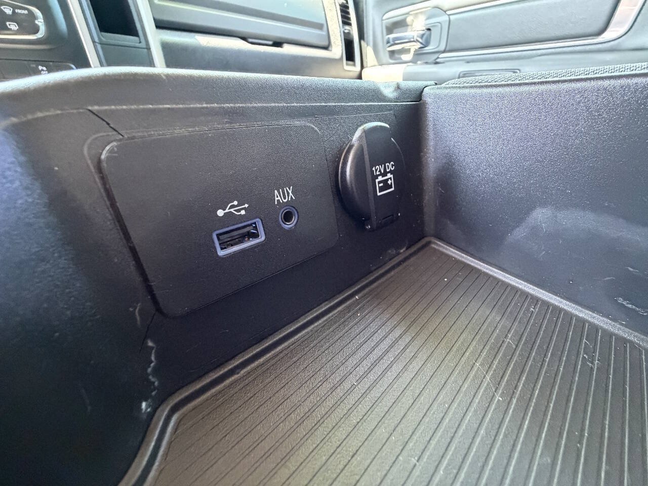 Used 2017 RAM 1500 Classic SLT w/ SLT Plus D←cor Group AWD/4WD image 29