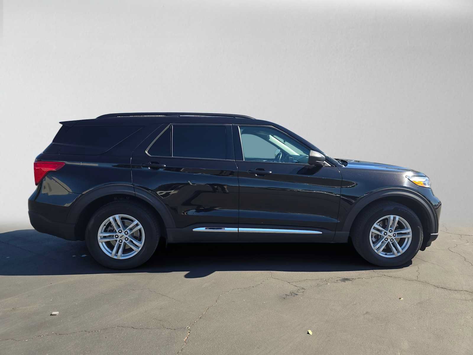 Used 2023 Ford Explorer XLT w/ Equipment Group 202A RWD image 2