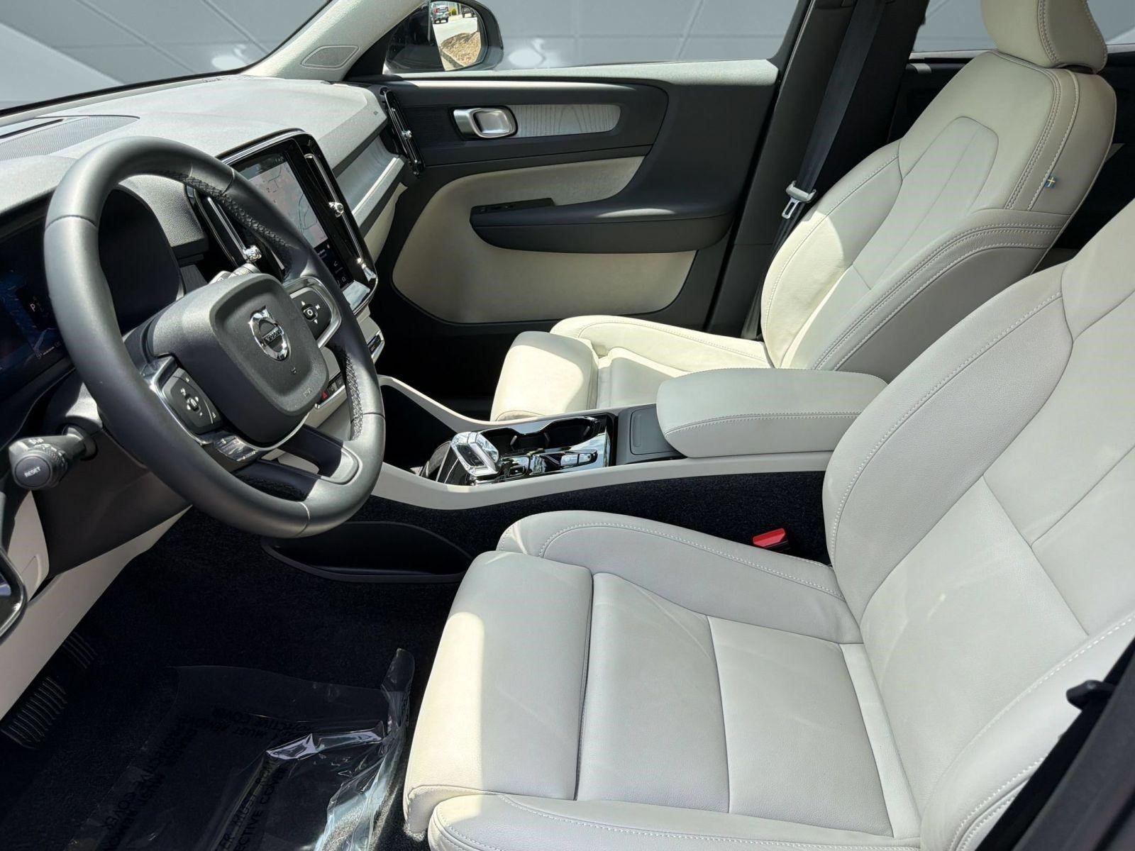 Certified 2026 Volvo XC40 B5 Plus AWD/4WD image 5