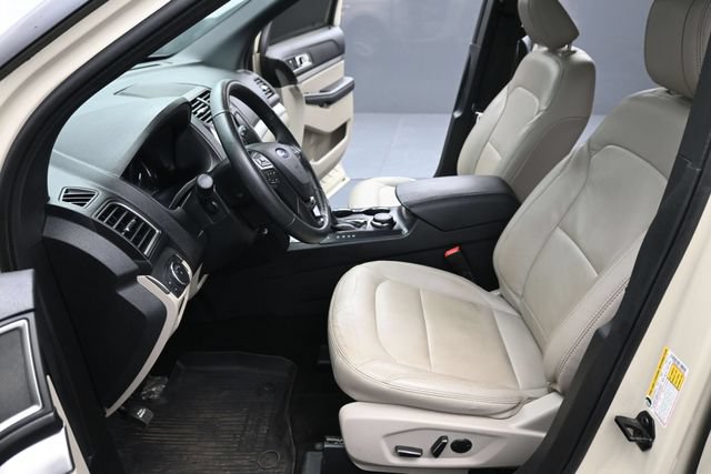 Used 2018 Ford Explorer XLT w/ Equipment Group 202A AWD/4WD image 15