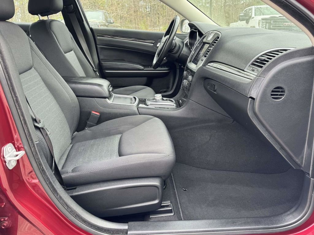 Used 2019 Chrysler 300 Touring w/ Chrome Appearance Package image 14