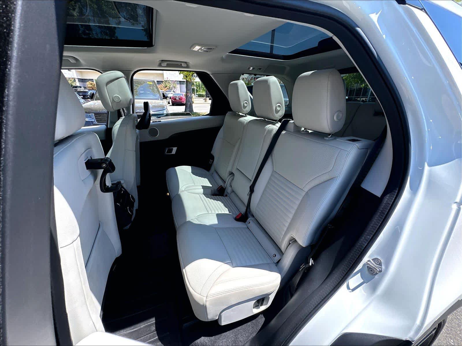 Used 2025 Land Rover Discovery S AWD/4WD image 26