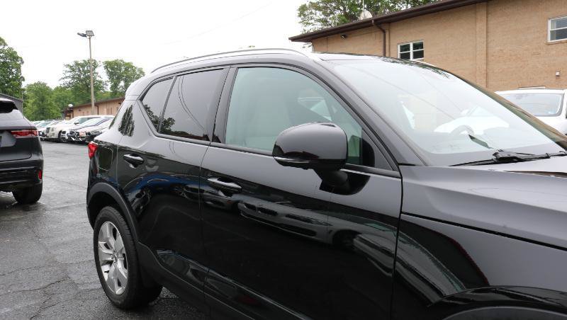 Used 2022 Volvo XC40 T4 Momentum FWD image 3