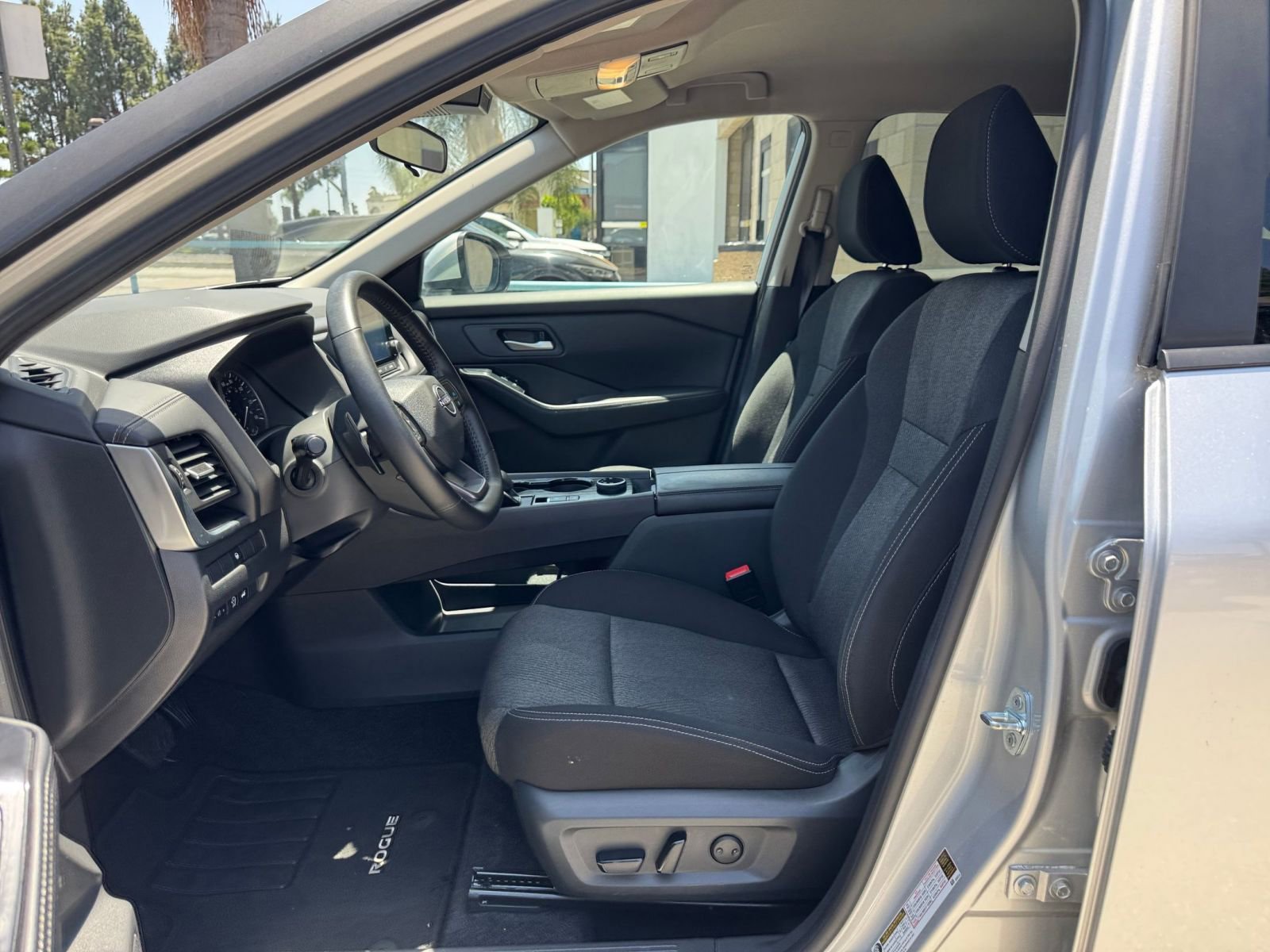 Used 2025 Nissan Rogue SV AWD/4WD image 29