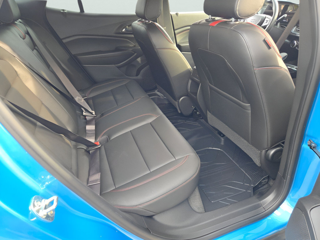 Used 2025 Chevrolet Trax RS w/ Sunroof Package FWD image 11