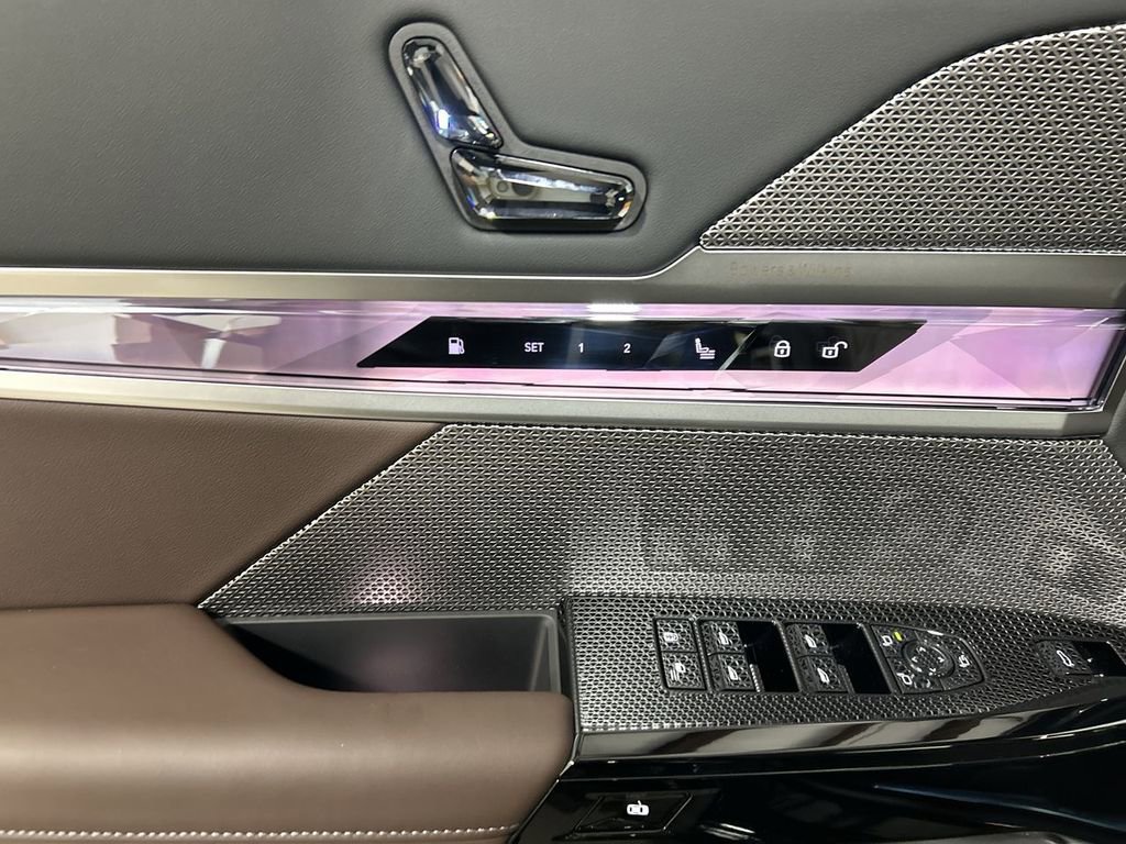 New 2026 BMW 750e xDrive w/ Premium Package image 11