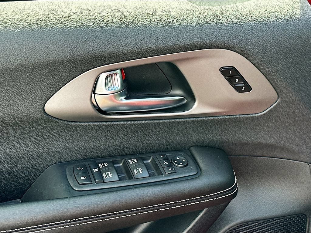 New 2027 Chrysler Pacifica Limited FWD image 23