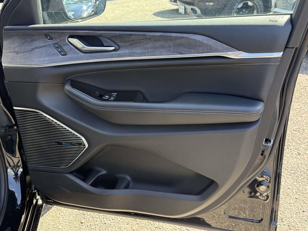 Used 2023 Jeep Grand Cherokee Overland w/ Luxury Tech Group IV image 8