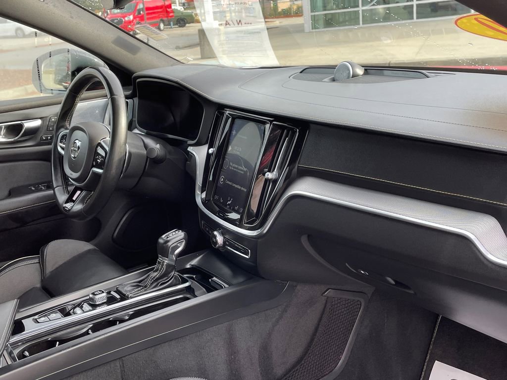 Used 2020 Volvo S60 T6 R-Design image 13