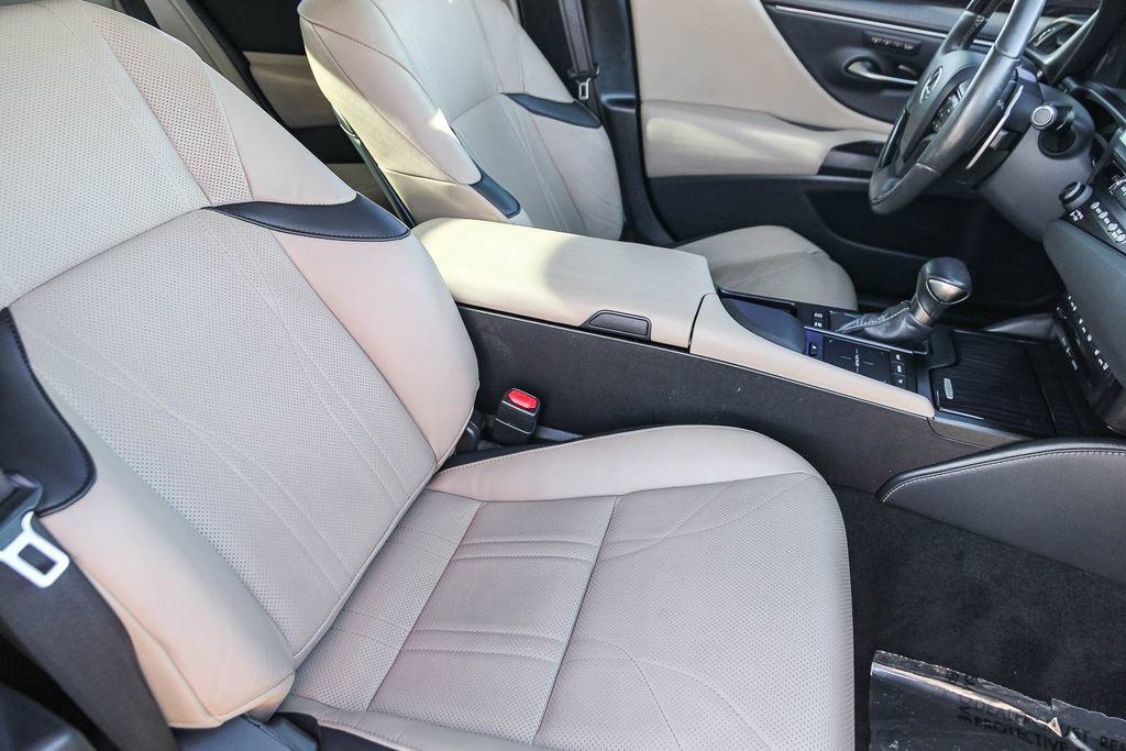 Used 2020 Lexus ES 300h w/ Accessory Package FWD image 17