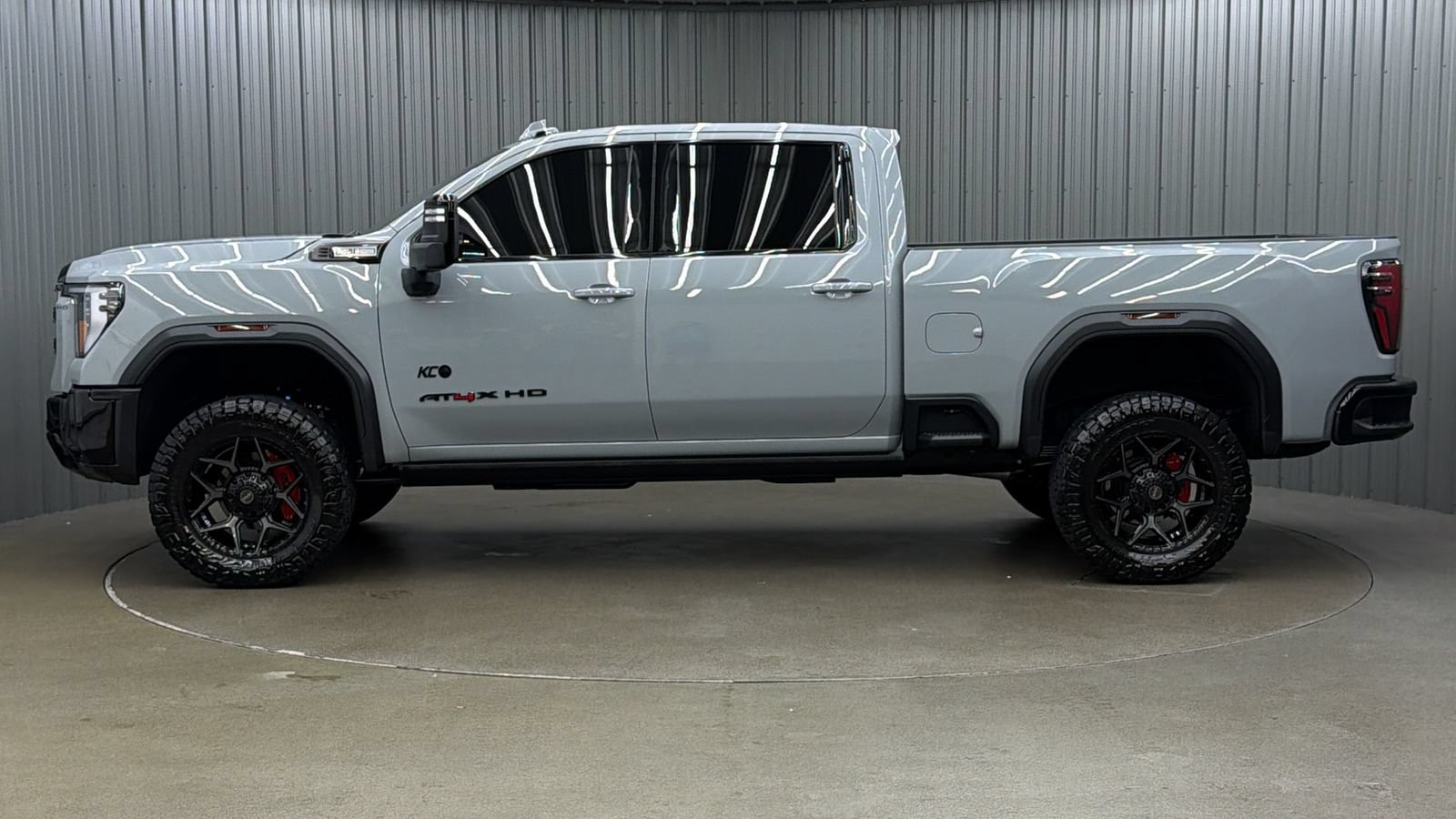 Used 2025 GMC Sierra 2500 AT4X AWD/4WD image 2