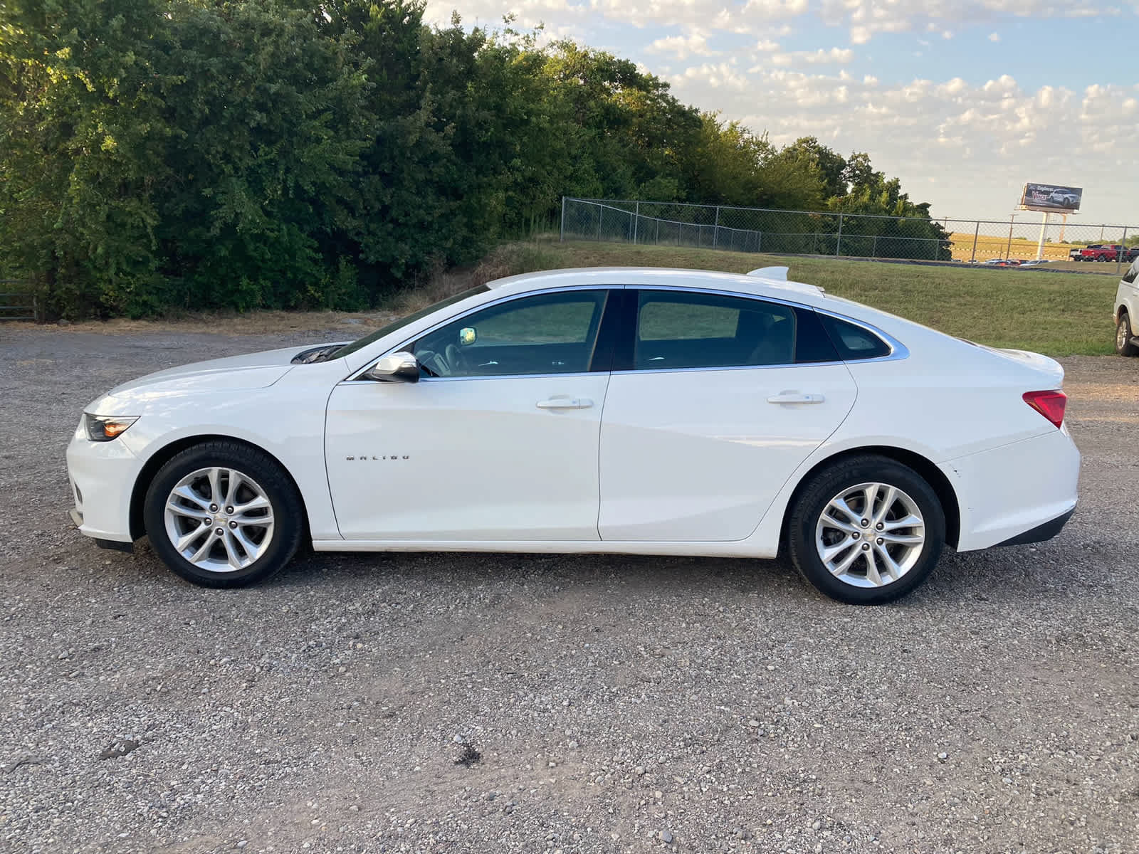 Used 2018 Chevrolet Malibu LT FWD image 2