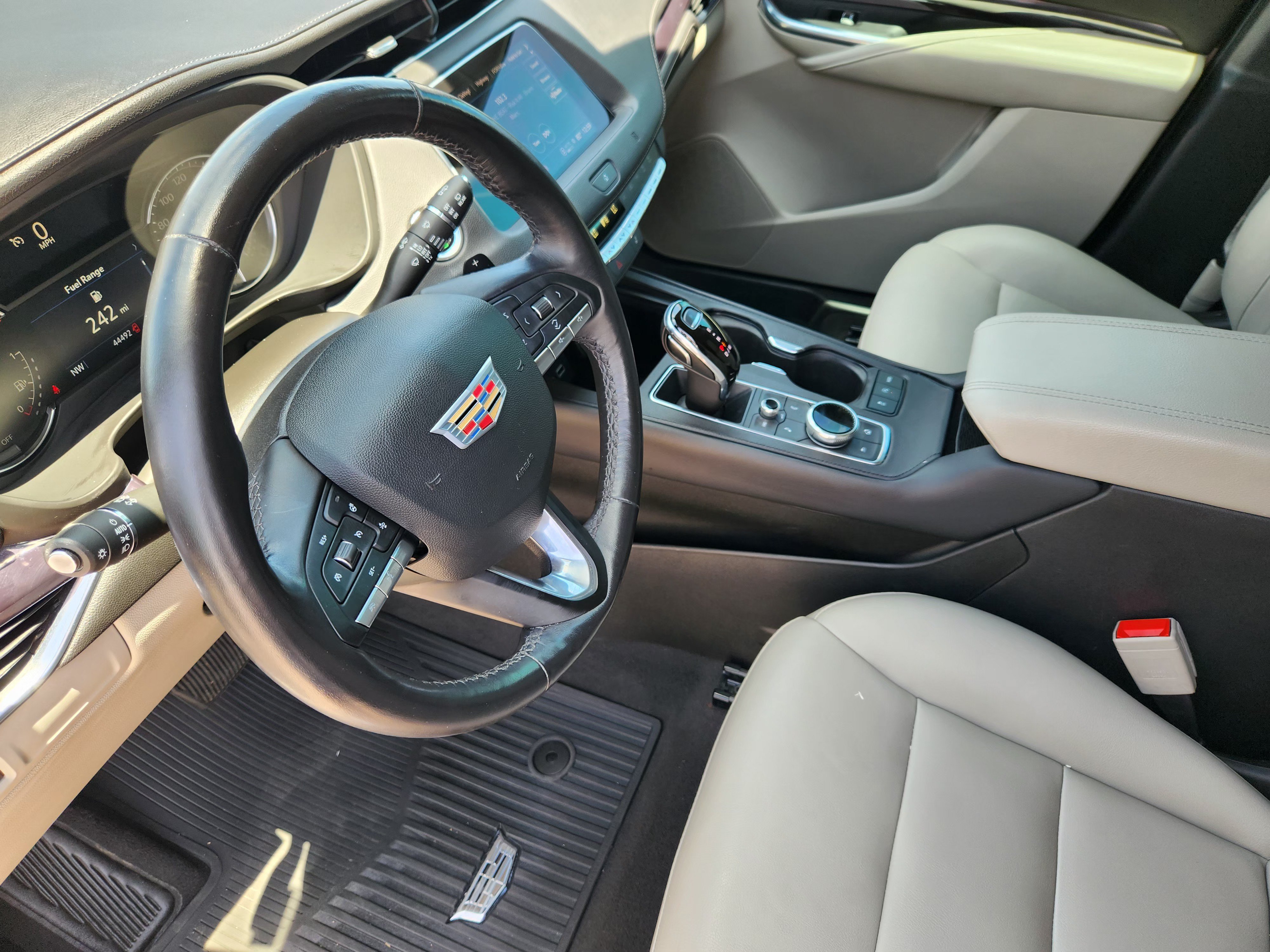 Used 2021 Cadillac XT4 Luxury w/ Cold Weather Package FWD image 14