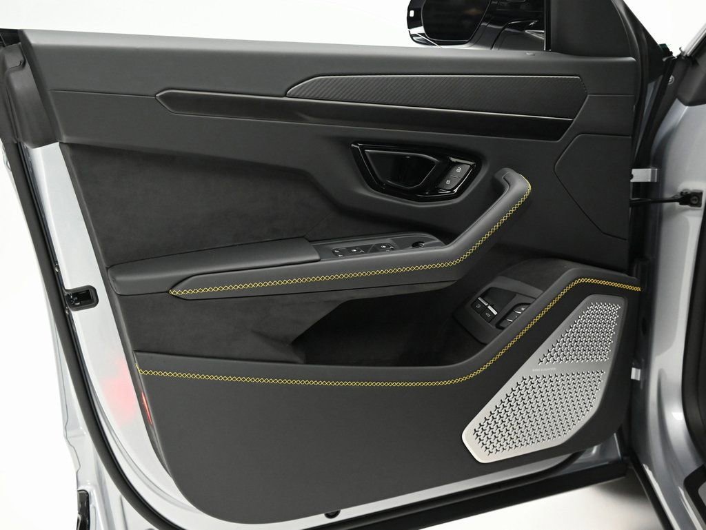 Used 2025 Lamborghini Urus SE image 24