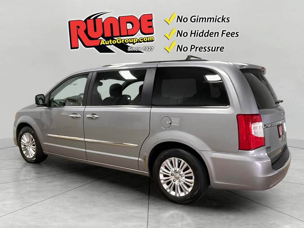 Used 2015 Chrysler Town & Country Limited Platinum FWD image 4