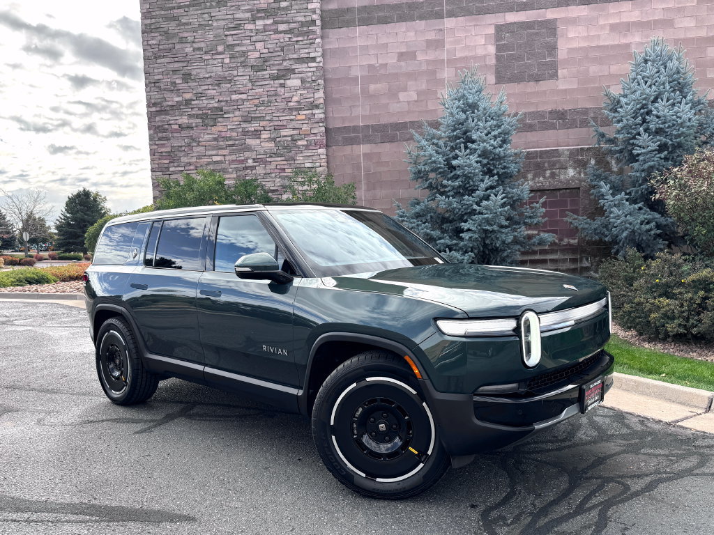 Used 2025 Rivian R1S Adventure Dual AWD/4WD image 2
