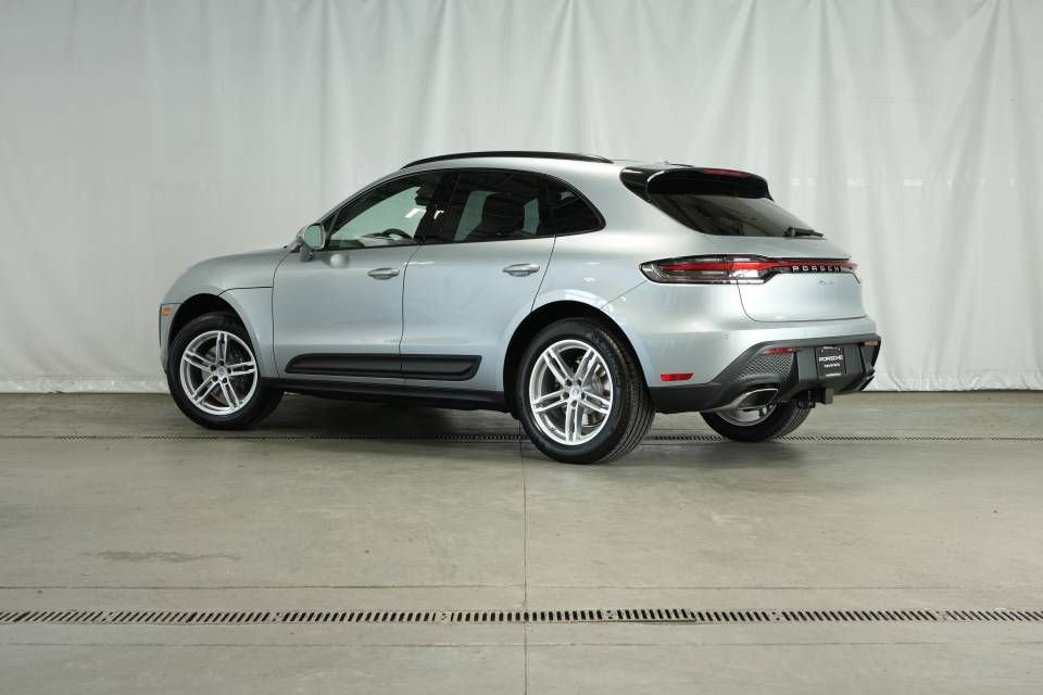 Certified 2025 Porsche Macan AWD/4WD image 3