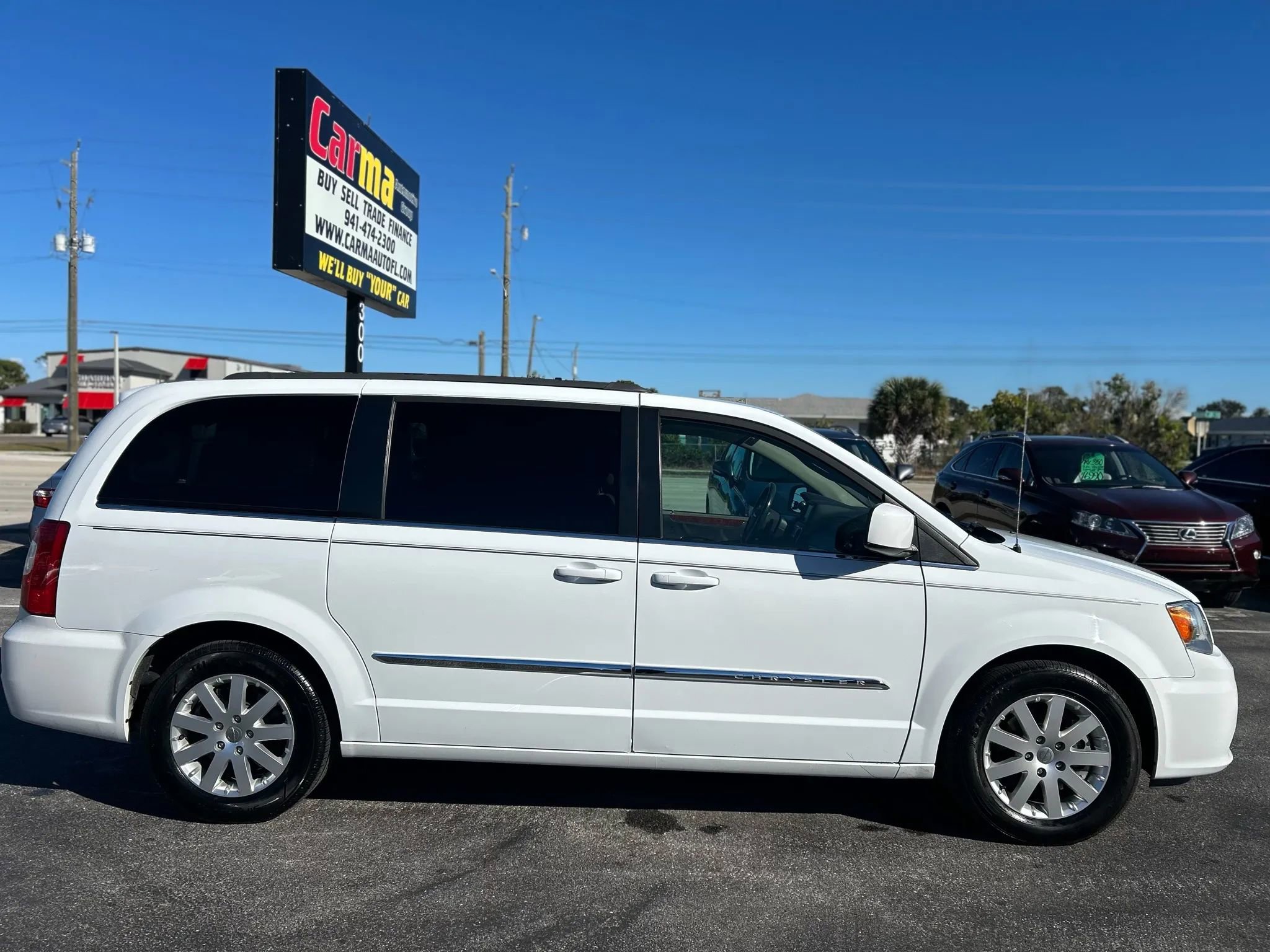 Used 2016 Chrysler Town & Country Touring image 4