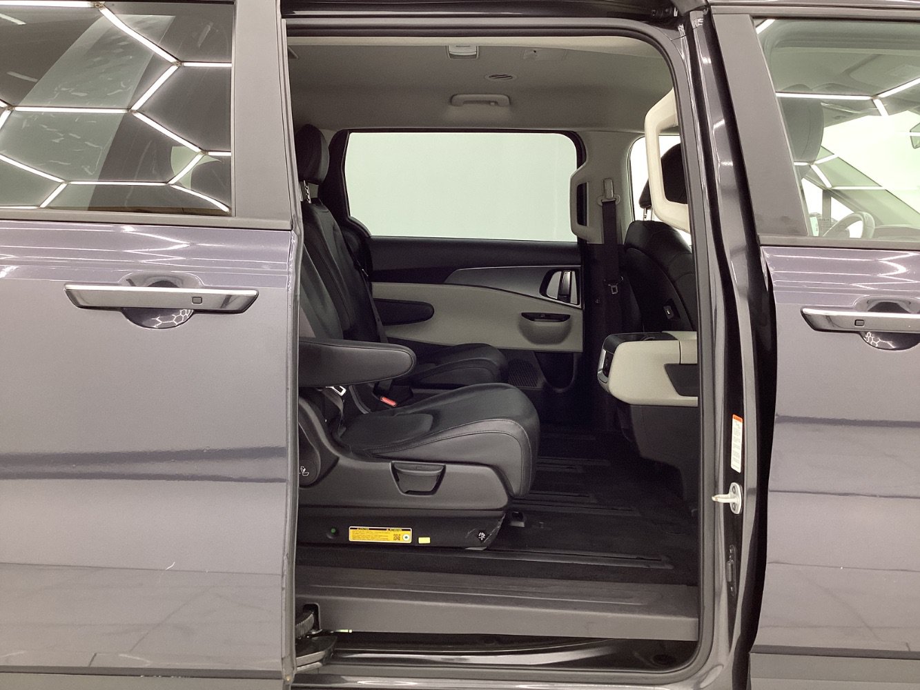 Used 2024 Kia Carnival LX FWD image 23