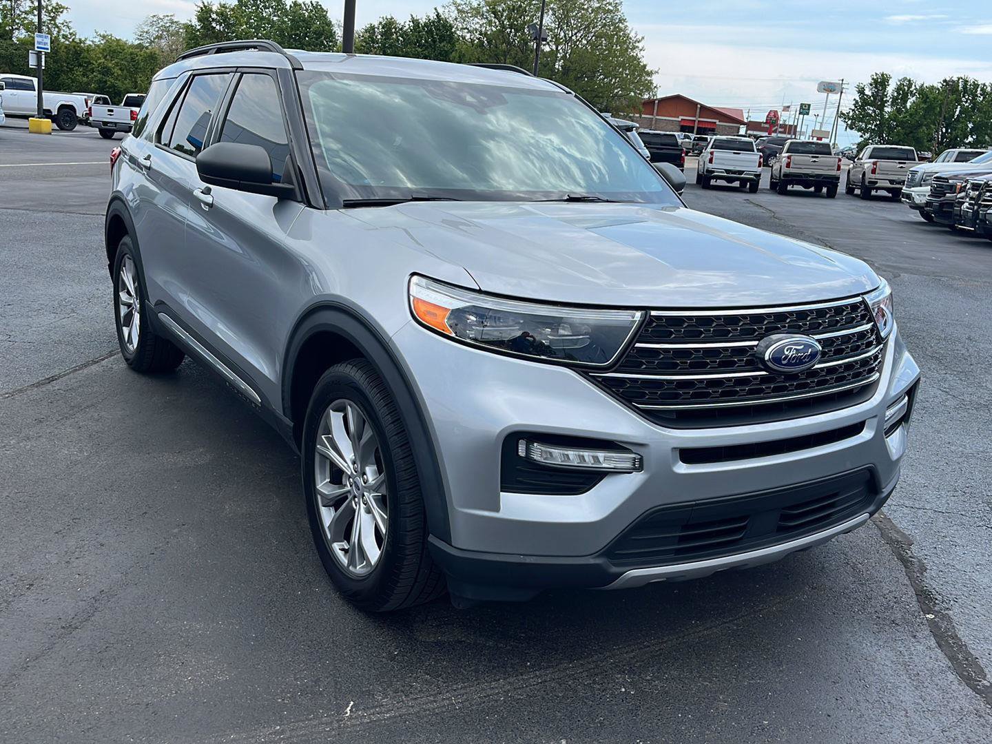 Used 2021 Ford Explorer XLT w/ Equipment Group 202A AWD/4WD image 7