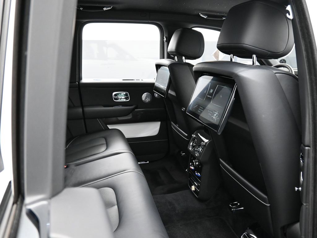 Certified 2021 Rolls-Royce Cullinan Black Badge image 31