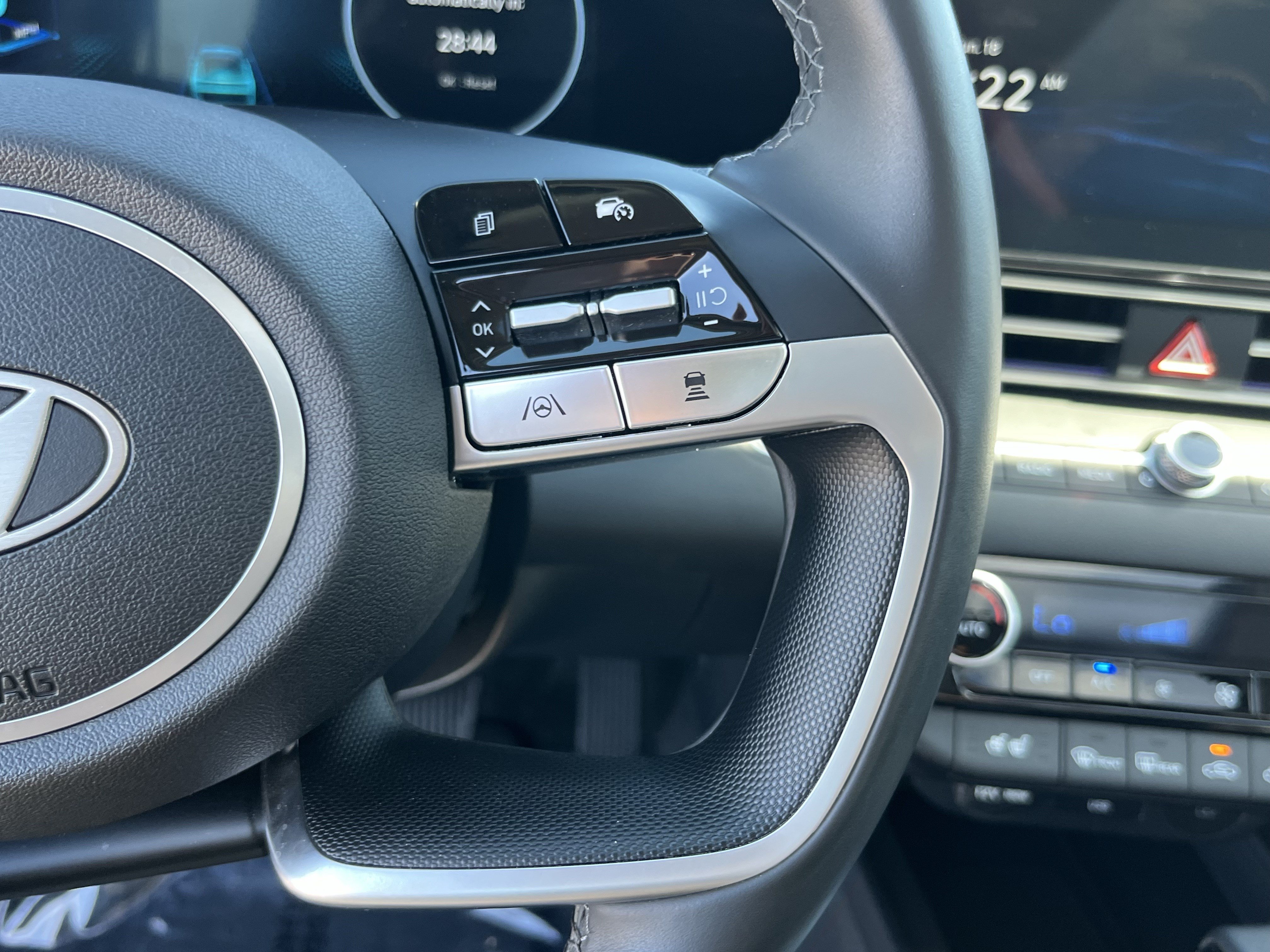 Certified 2025 Hyundai Elantra Limited FWD image 22